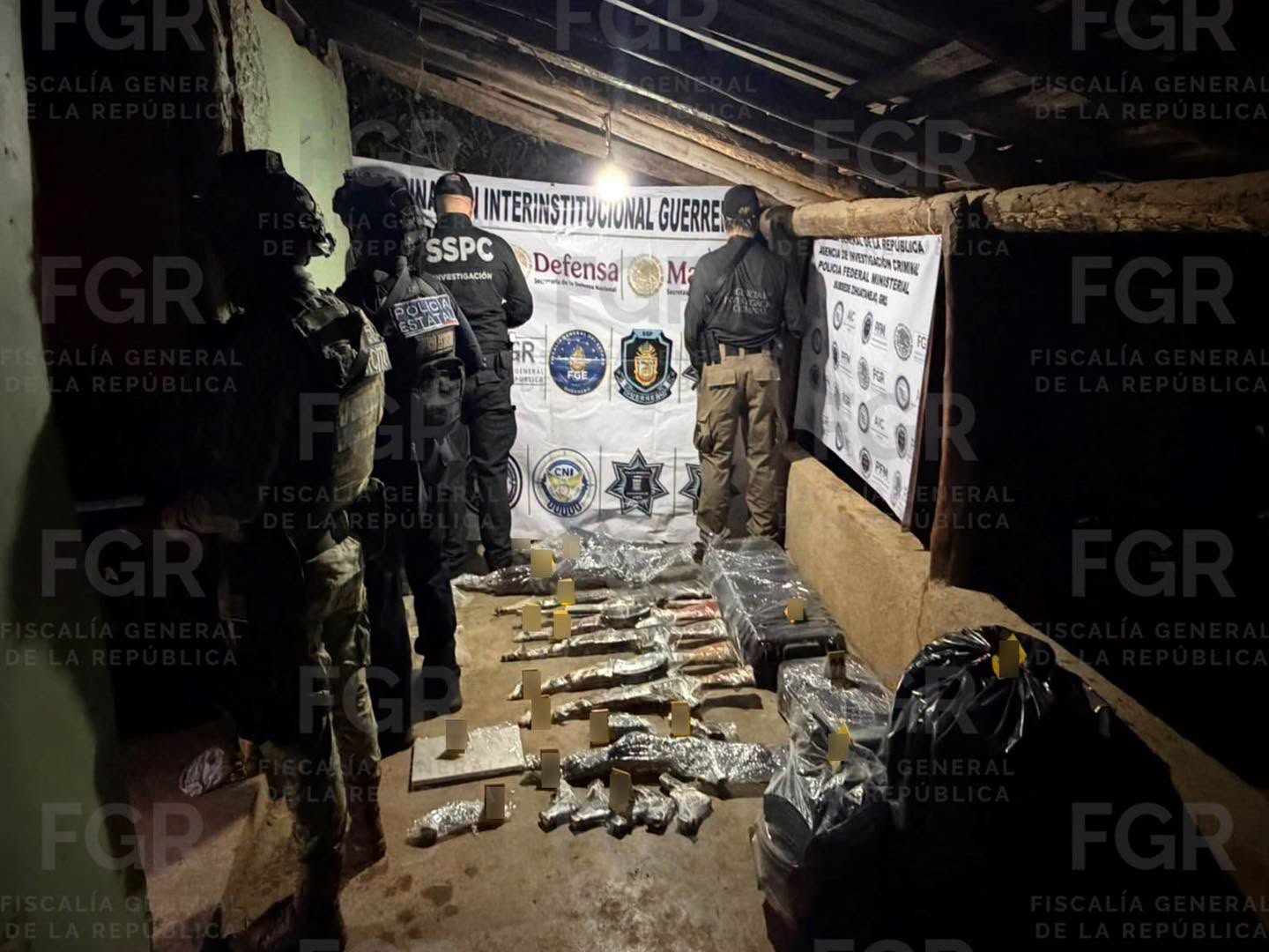 FGR asegura arsenal, granadas y presunta heroína durante cateo en Petatlán