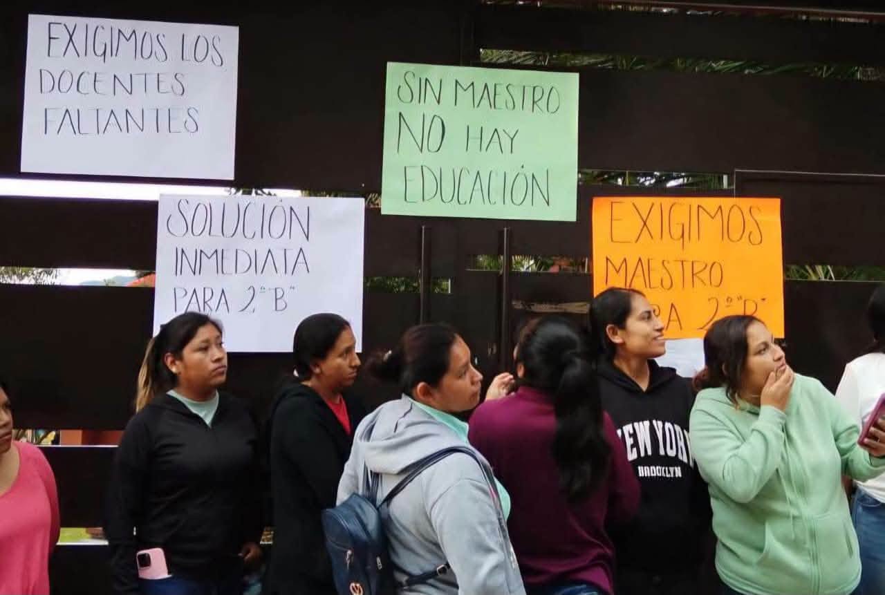 Padres toman primaria en Palo Blanco por falta de maestros; advierten bloqueos en carretera y Autopista del Sol
