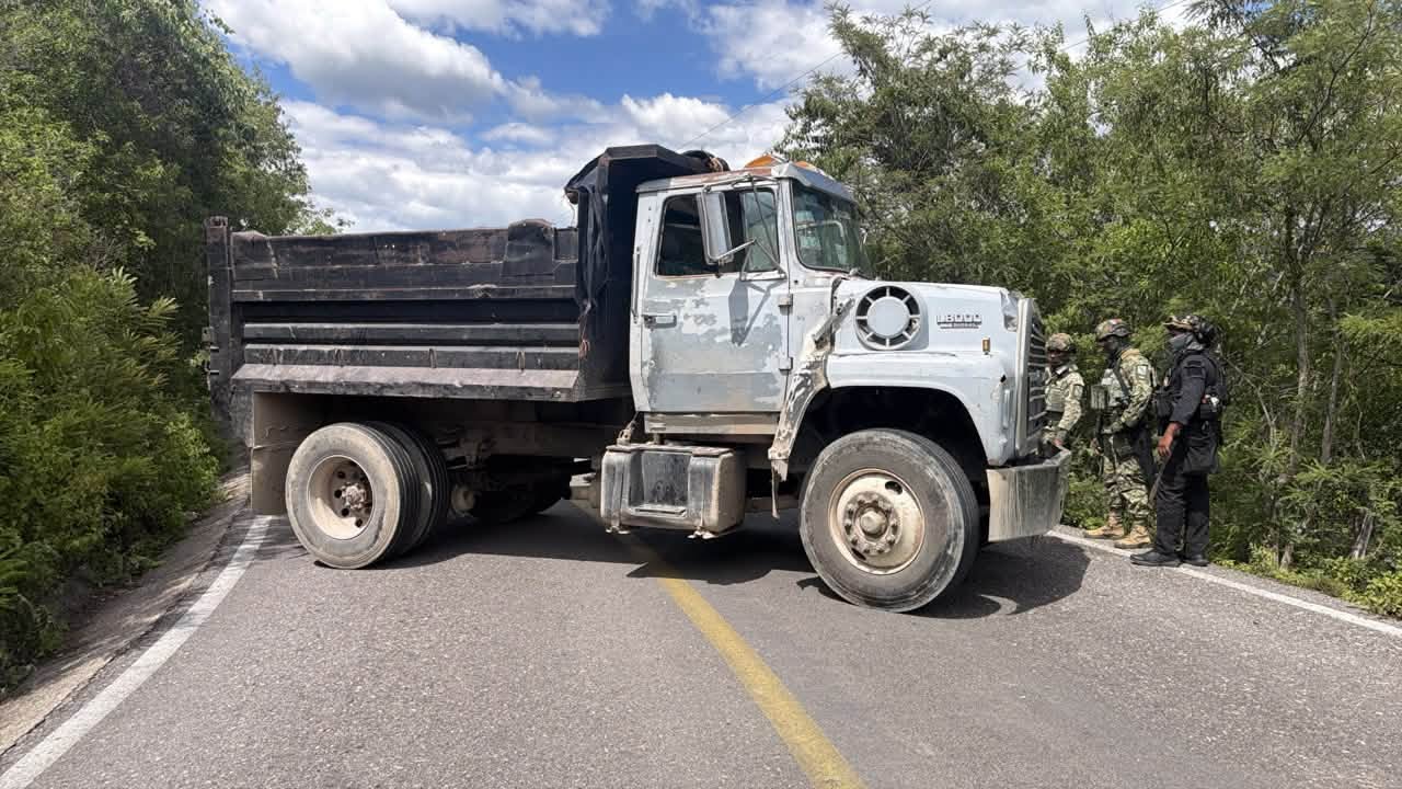 Reportan bloqueos, quema de unidades y ataques con explosivos tras operativos en Mochitlán y Quechultenango