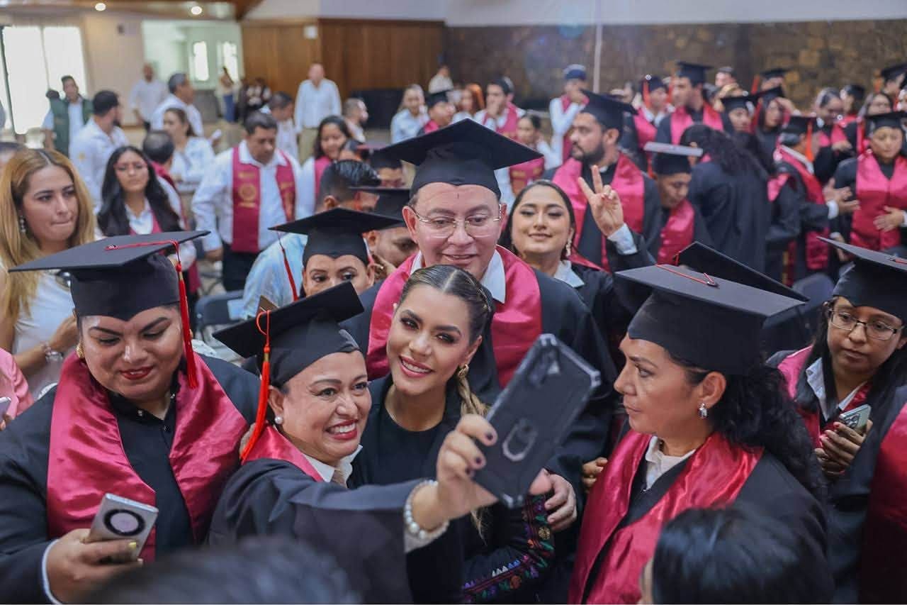 Evelyn Salgado se convierte en la madrina de la primera generación de la Universidad Virtual de Guerrero