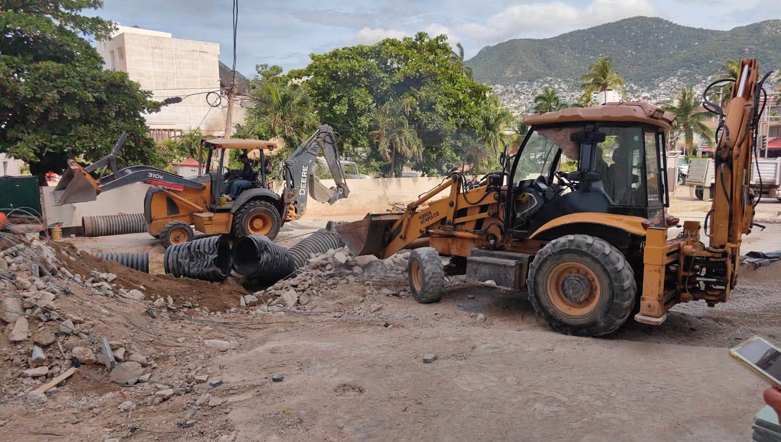 Demuelen obra de acceso a playa El Morro que costó 27 millones de pesos y que ha generado inundaciones en la Costera de Acapulco
