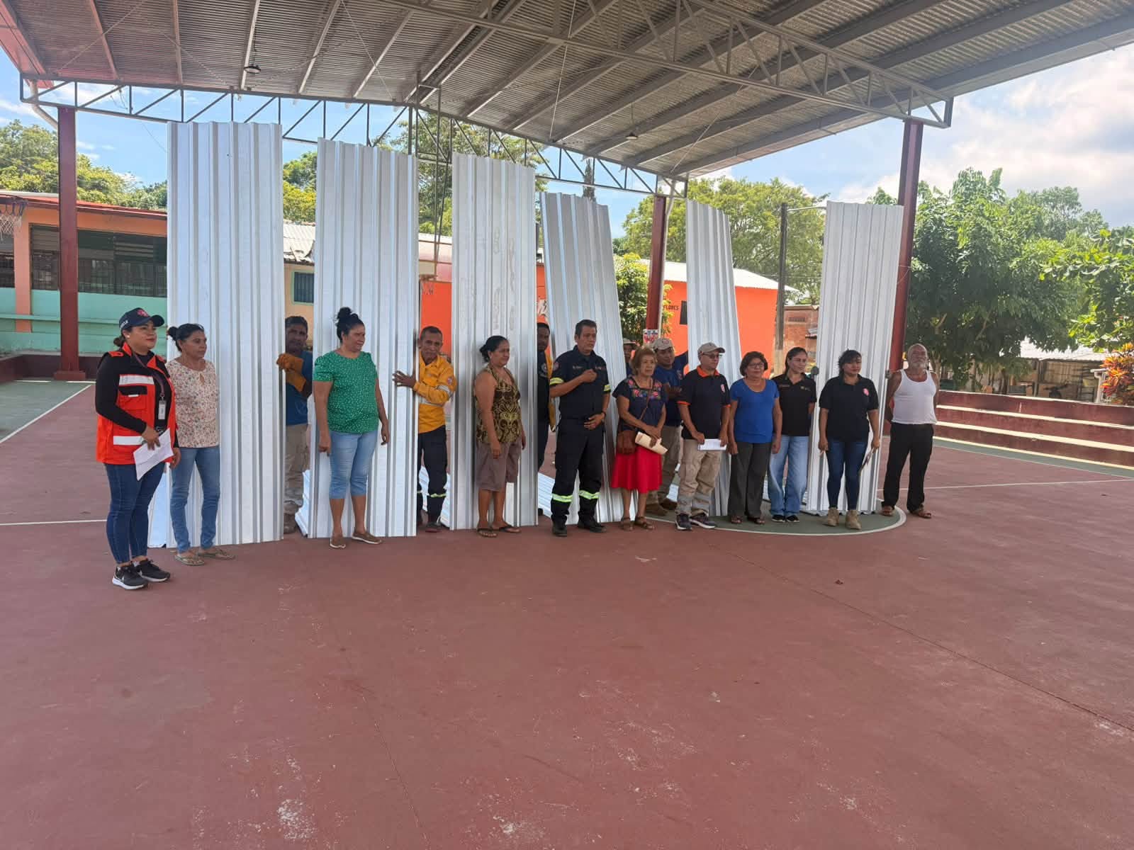 Entregan apoyos a 22 familias afectadas por lluvias y fuertes vientos en la sierra de Atoyac