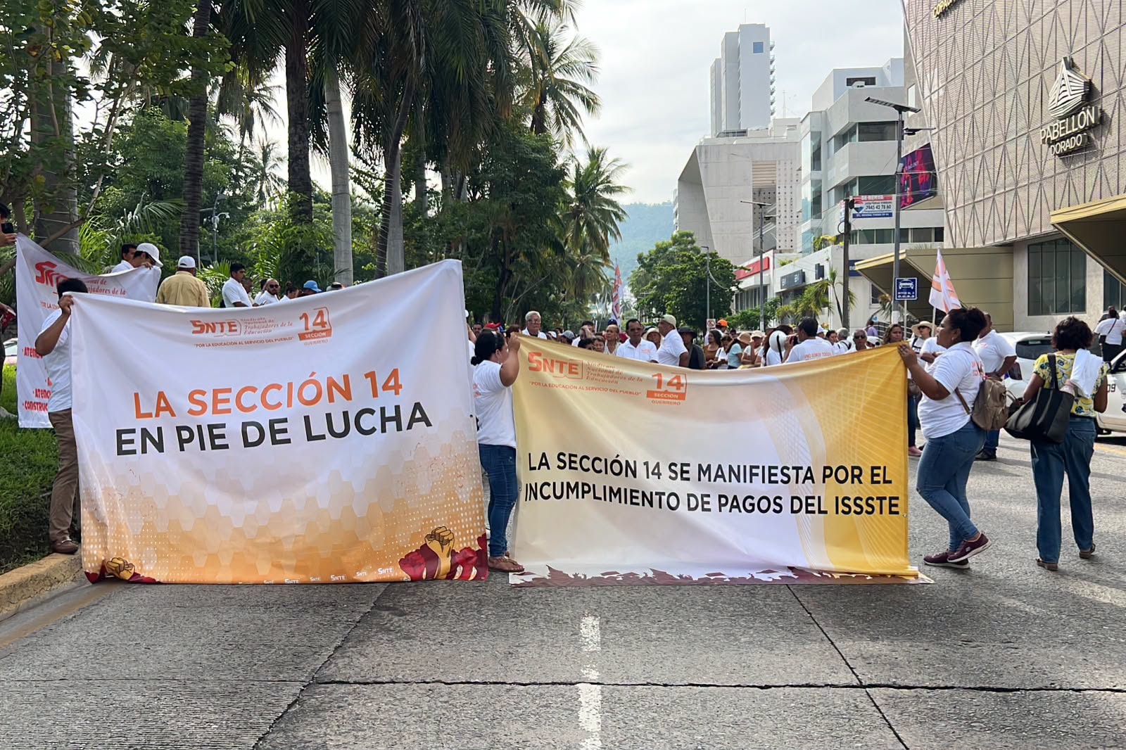 Maestros del SNTE bloquean la Costera de Acapulco; exigen mejores servicios del ISSSTE