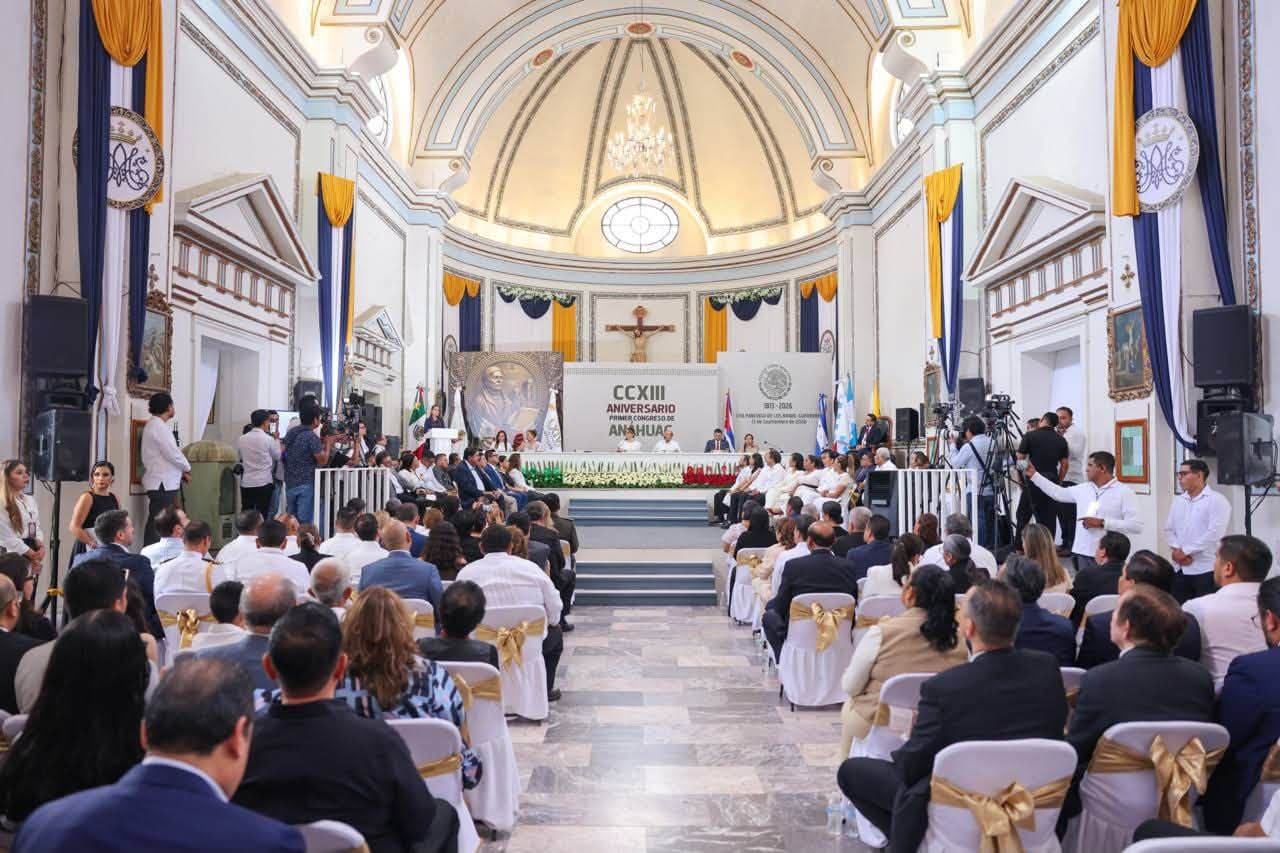Evelyn Salgado entrega Presea “Sentimientos de la Nación” a Bernardo Rosendo Ponce