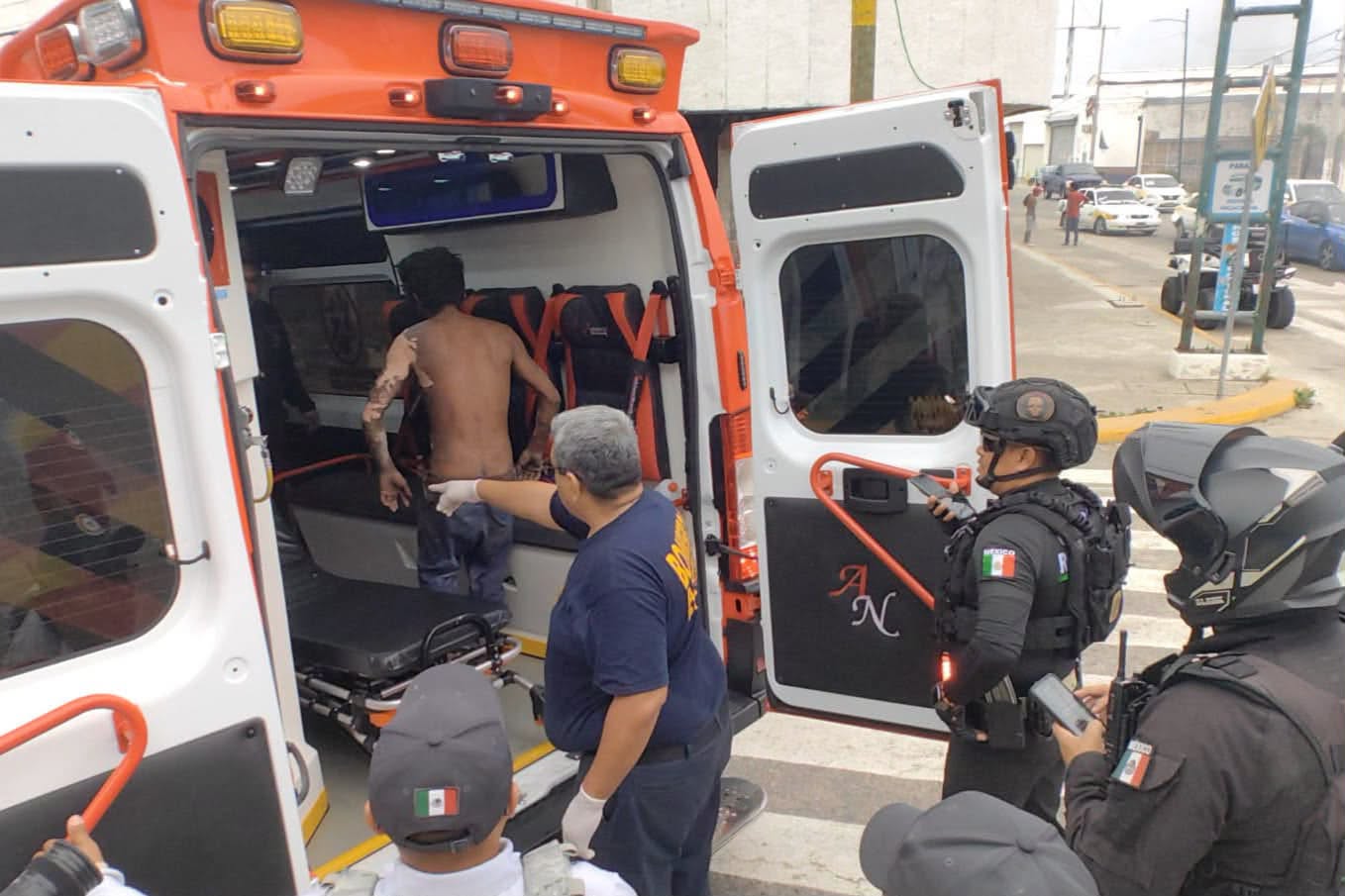 VIDEO: Hombre sufre descarga eléctrica al subir a un poste en el Centro de Acapulco