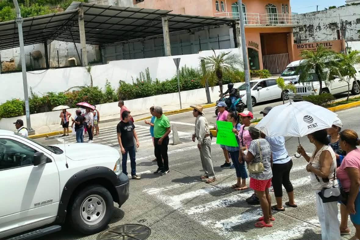 Vecinos bloquean la Costera de Acapulco; denuncian más de dos meses sin agua