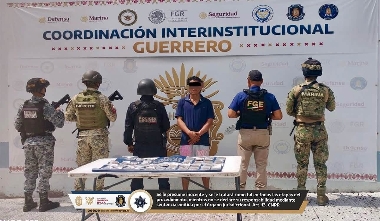 Detienen a tres personas con probable droga y aseguran dos motocicletas en Acapulco