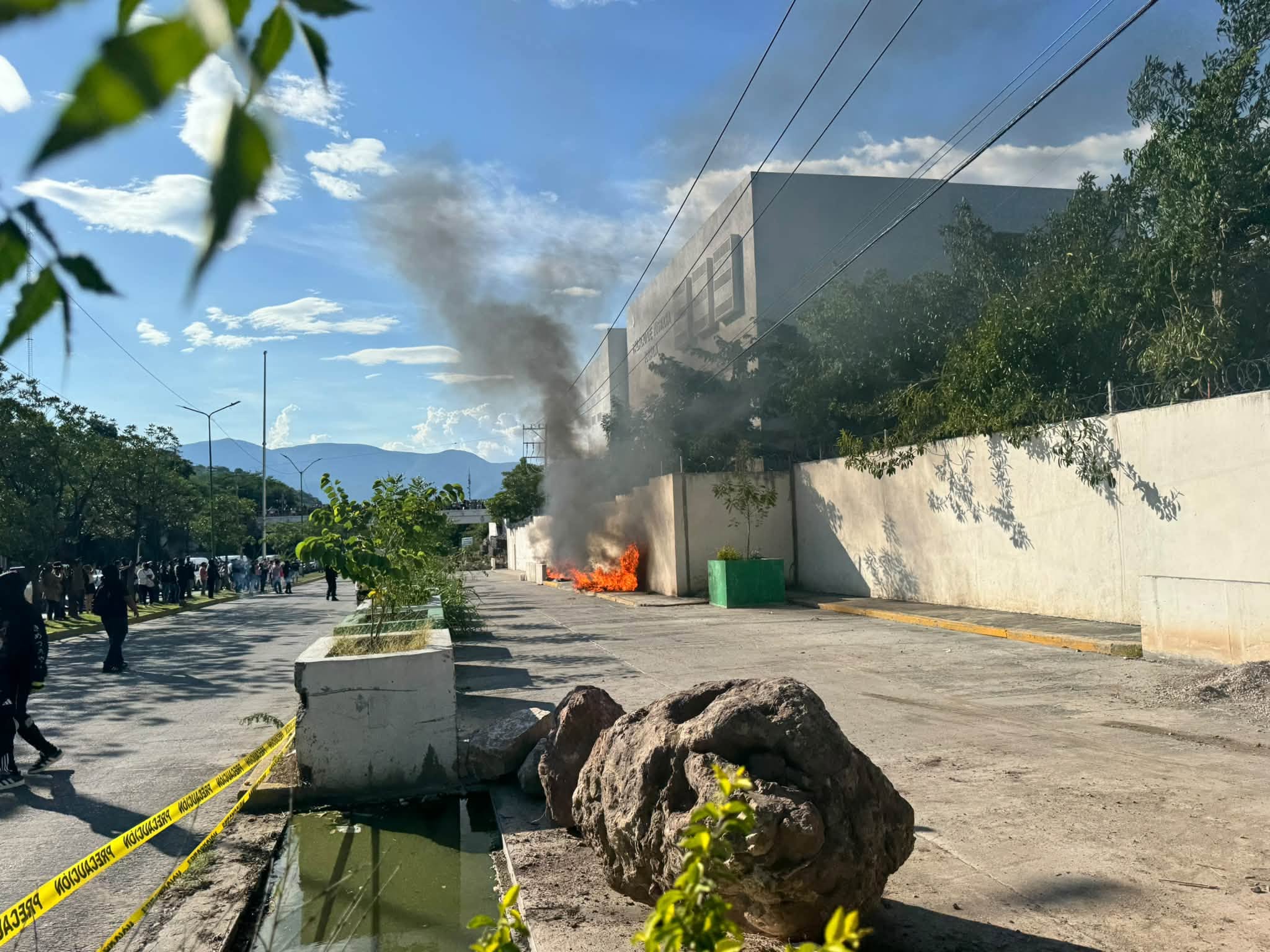 Normalistas queman colchones y lanzan petardos al Palacio de Justicia de Iguala a 12 años del caso Ayotzinapa