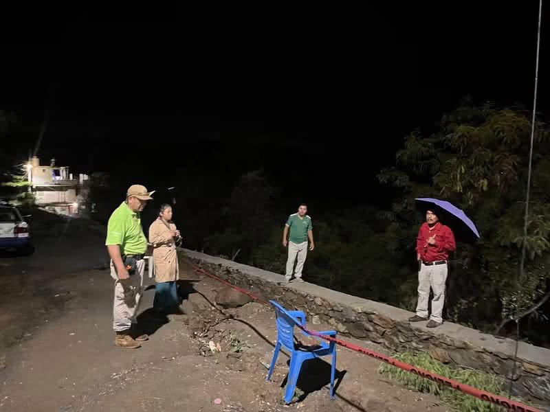 Lluvias provocan hundimiento de vialidad en la colonia Manuel Abarca de Tecpan
