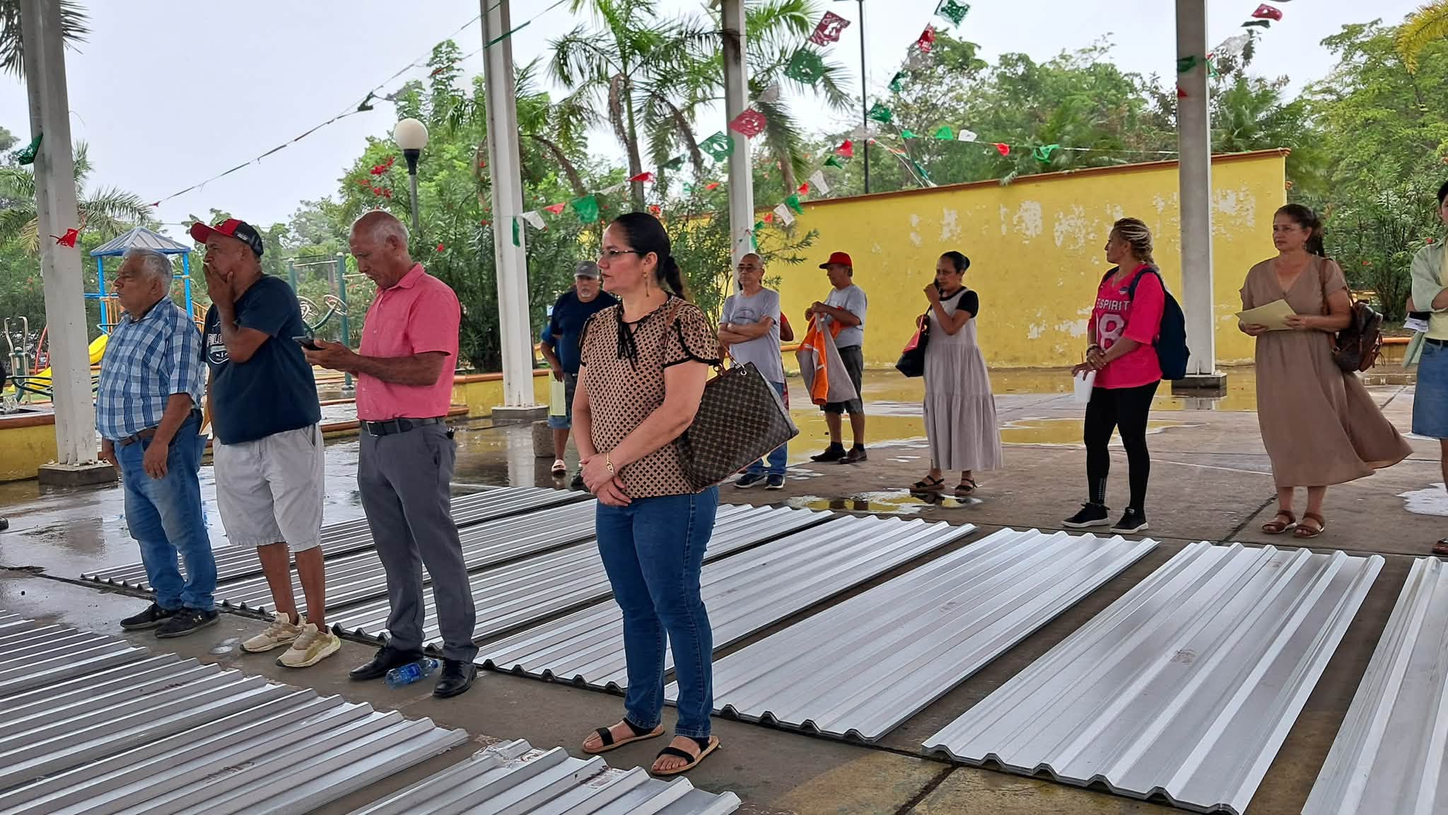 Entregan mil láminas a 57 familias afectadas por el huracán Polo en La Unión