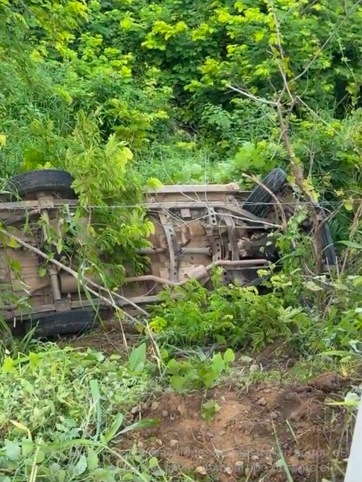 Camioneta cae a barranco en carretera federal Zihuatanejo – Lázaro Cárdenas; conductor resulta lesionado