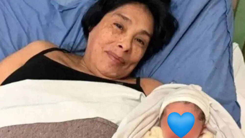 Mujer se convierte en madre por primera vez ¡a sus 62 años!; su caso se vuelve viral