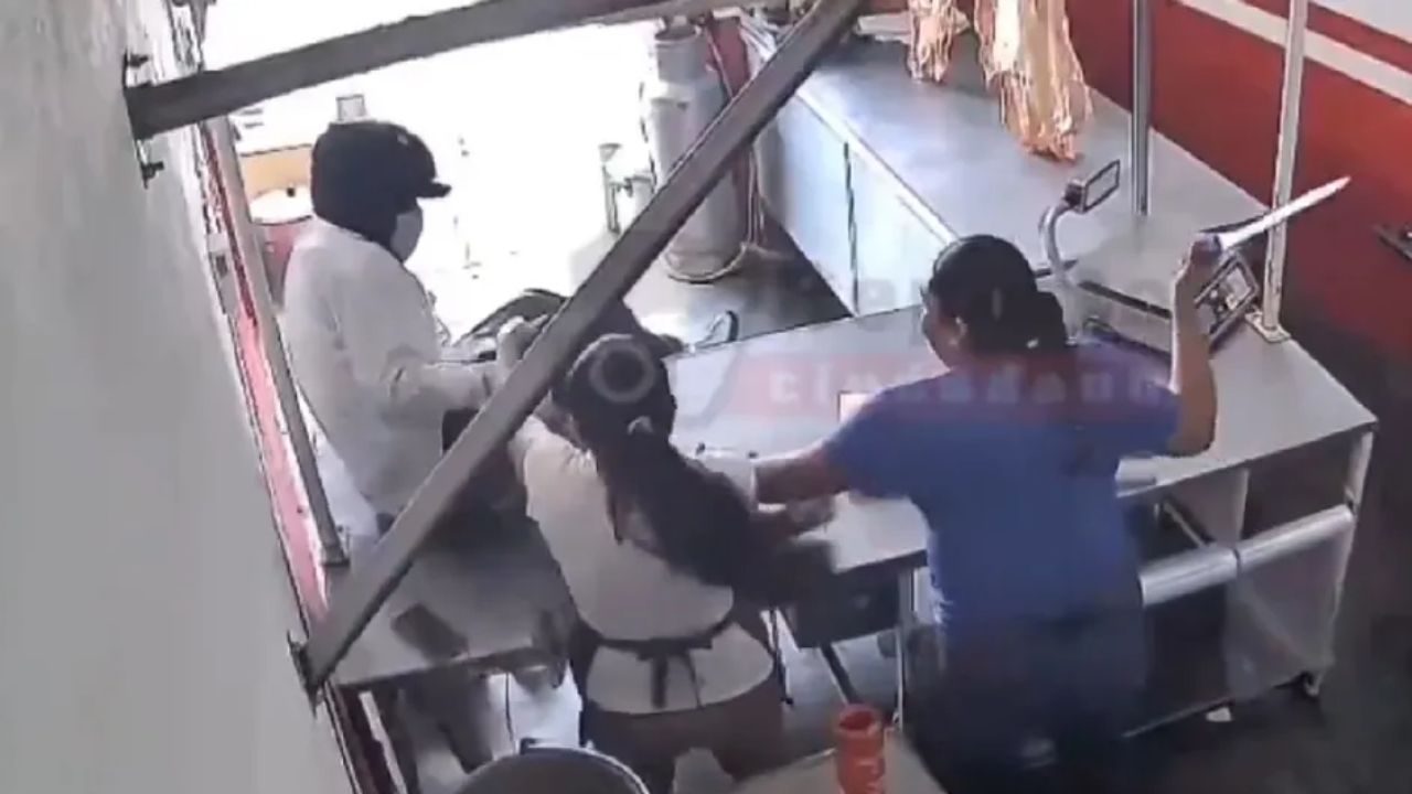 VIDEO VIRAL: Dos mujeres frustran intento de asalto en carnicería ¡cortándole los dedos al ladrón a machetazos!