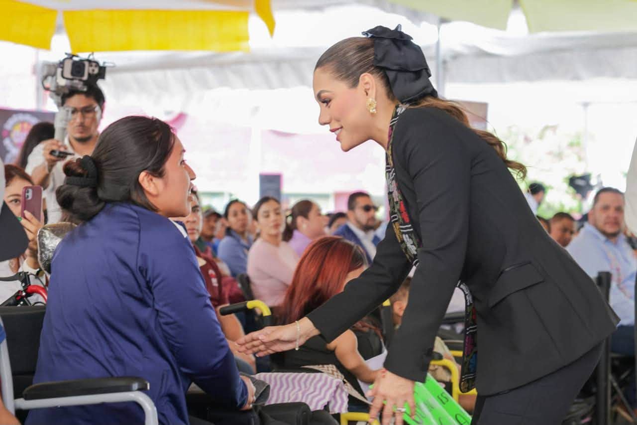 Evelyn Salgado entrega aparatos funcionales a personas con discapacidad de 20 municipios de Guerrero