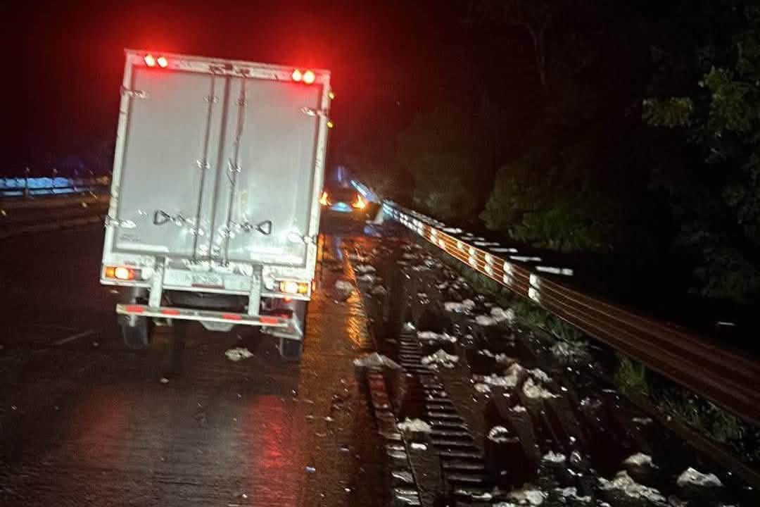 Tráiler se queda sin frenos y choca contra dos vehículos en la Autopista del Sol; hay tres heridos