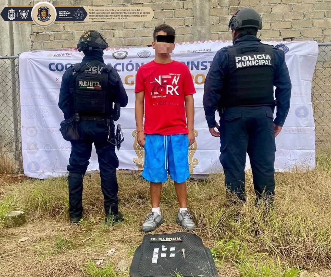 Detienen a dos personas con presunta droga y un arma de fuego durante operativos en la Costa Chica de Guerrero