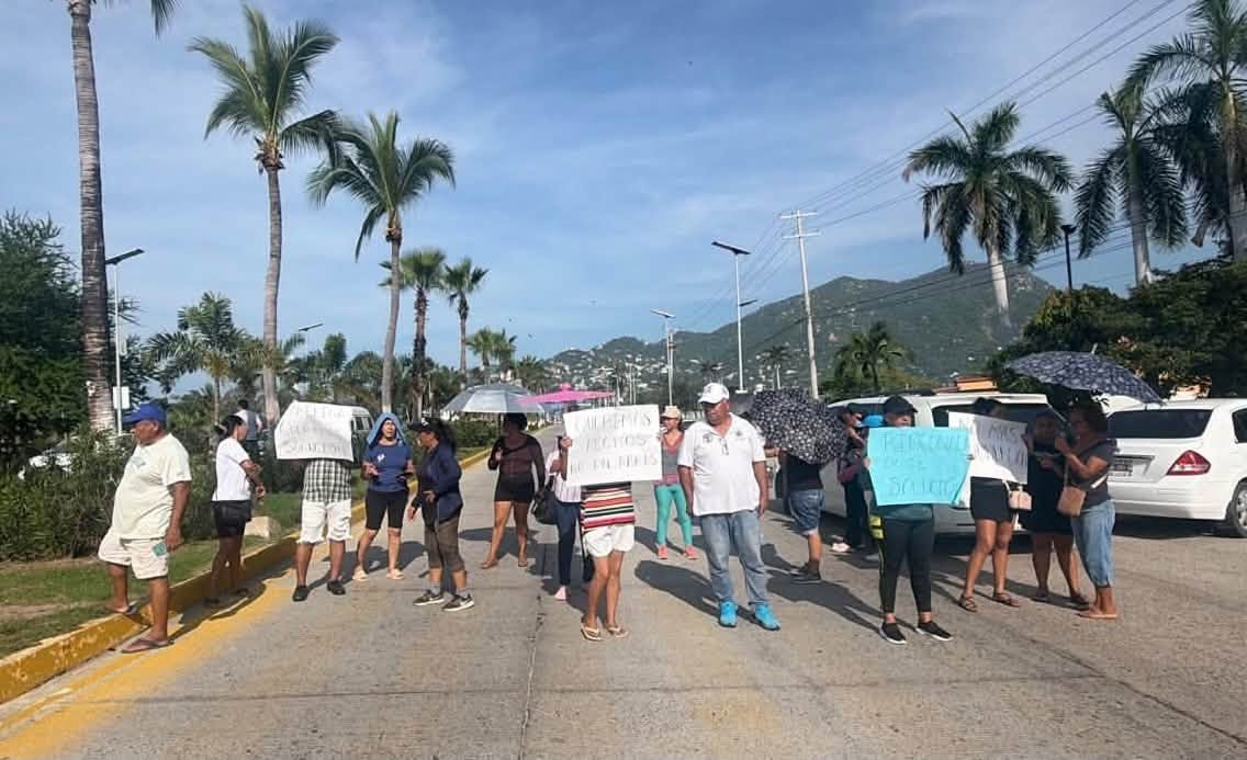 A tres años de Otis, vecinos de Acapulco siguen inundándose por cárcamo dañado; bloquean bulevar de Las Naciones