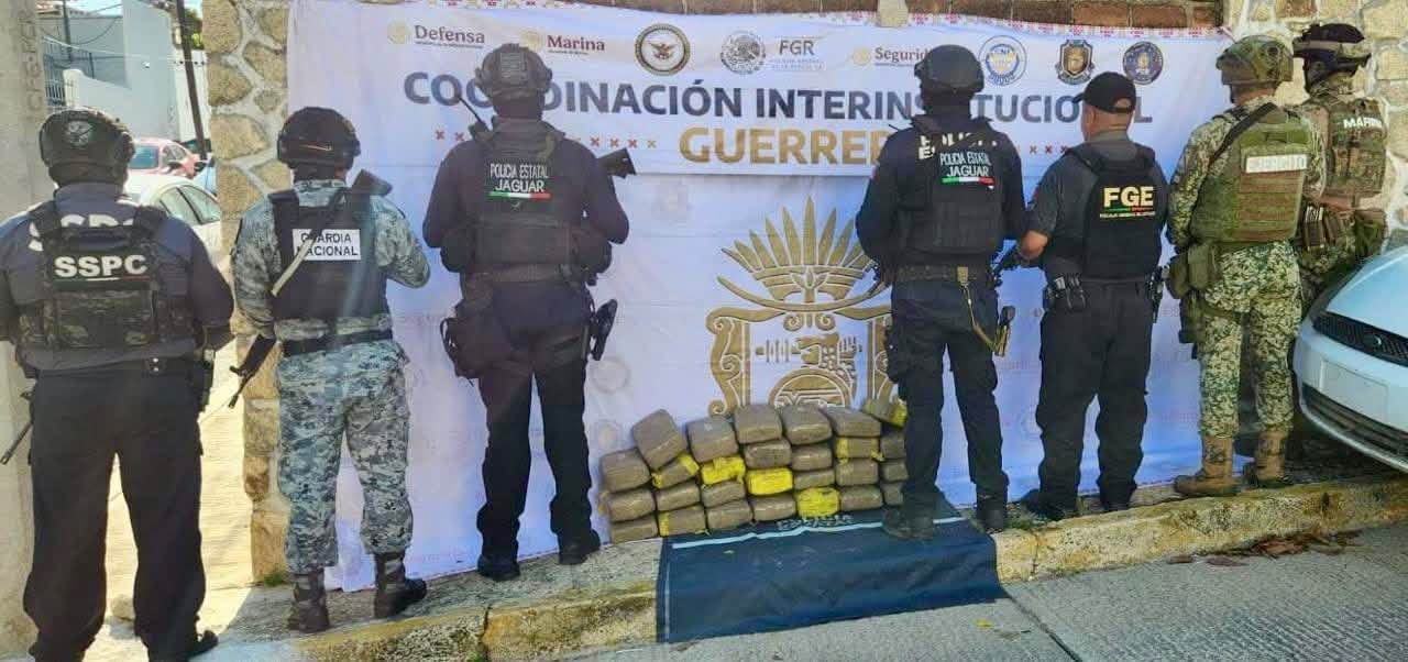 Aseguran 117 kilos de presunta marihuana dentro de un automóvil abandonado en Acapulco
