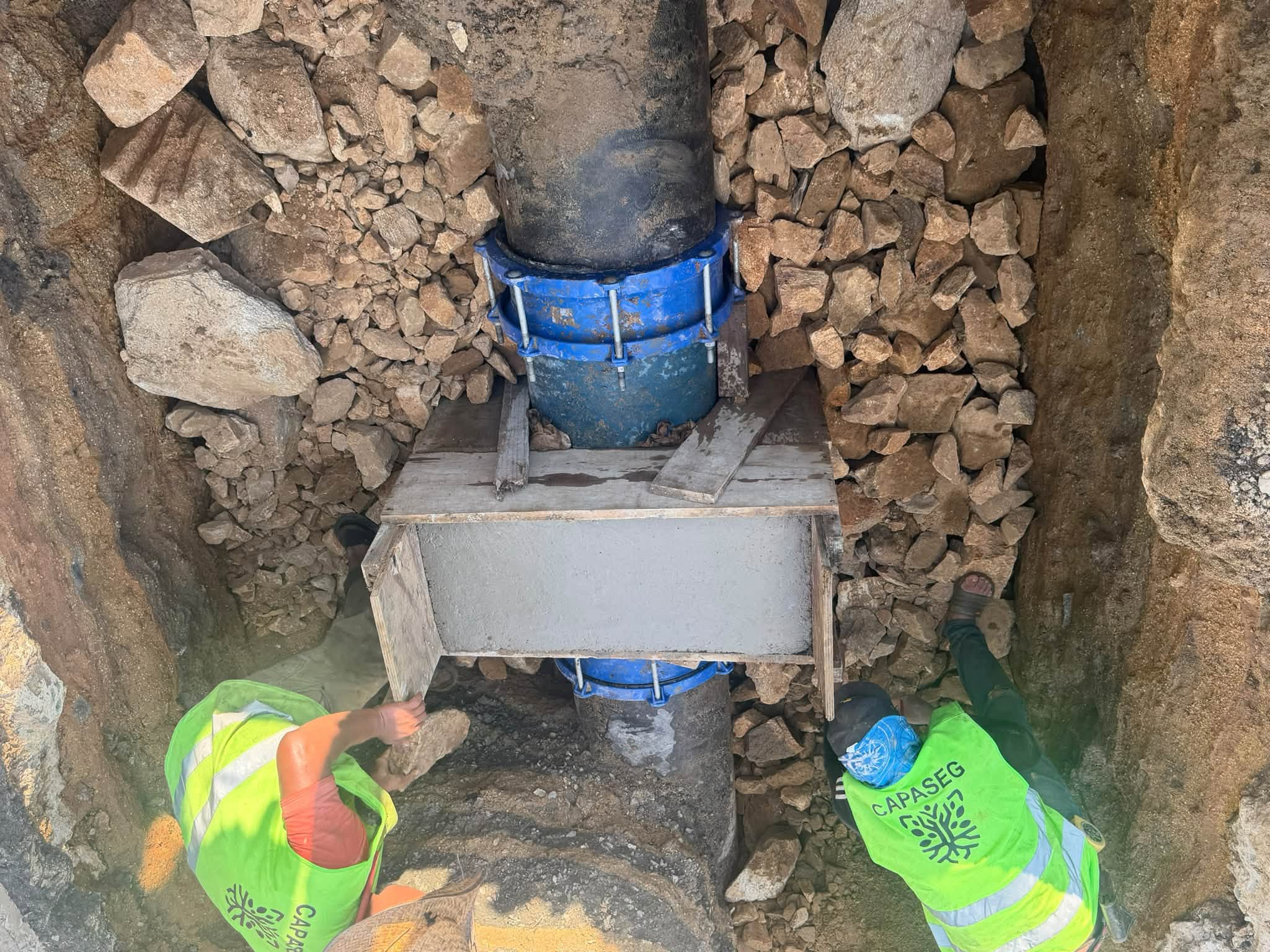 Reparan fuga de agua potable en la avenida Escénica de Acapulco; CAPASEG restablece operación de tubería