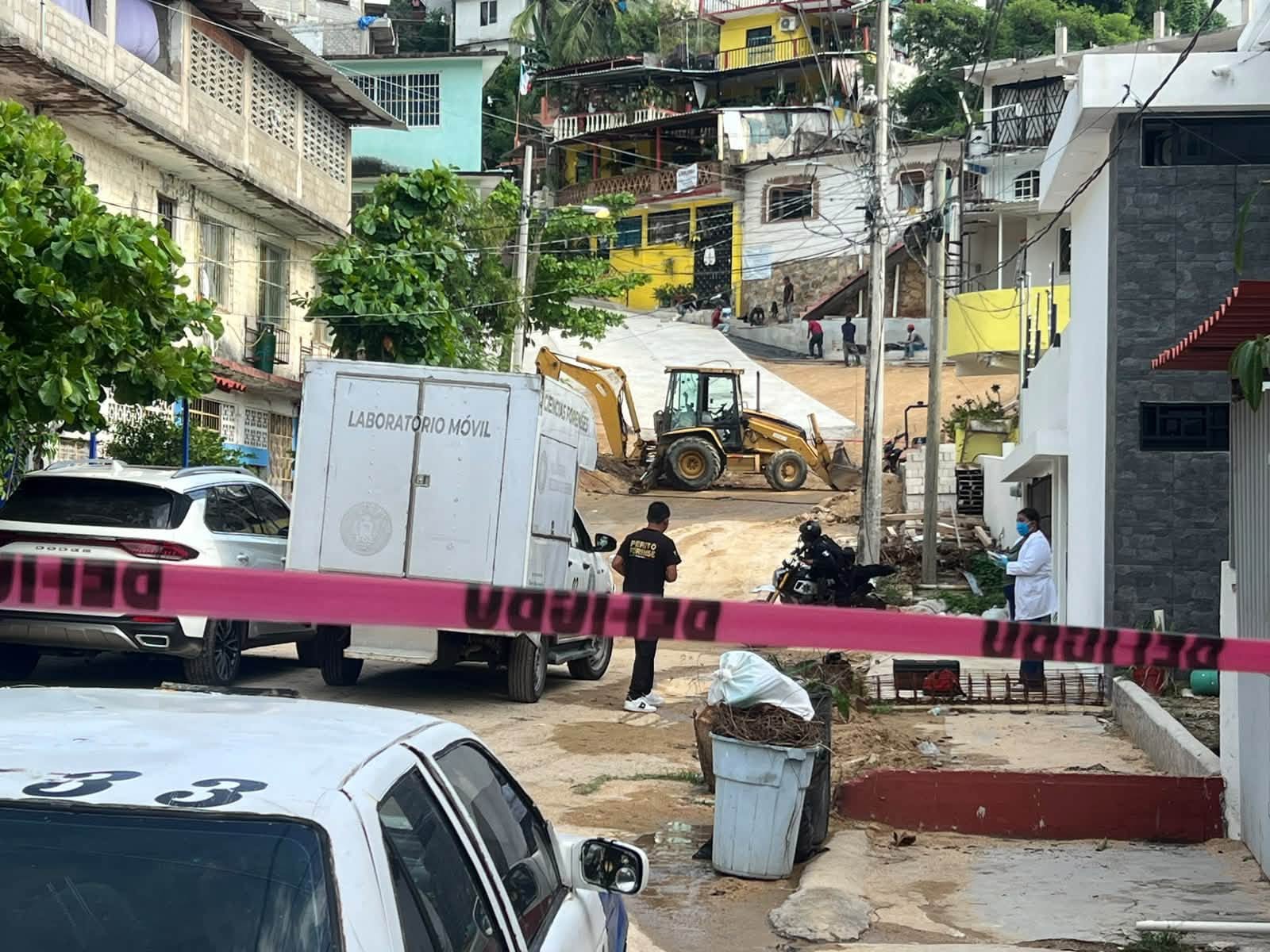 Asesinan a balazos a presunto albañil en Alta Costa Azul, Acapulco; hallan casquillos junto a obra de pavimentación