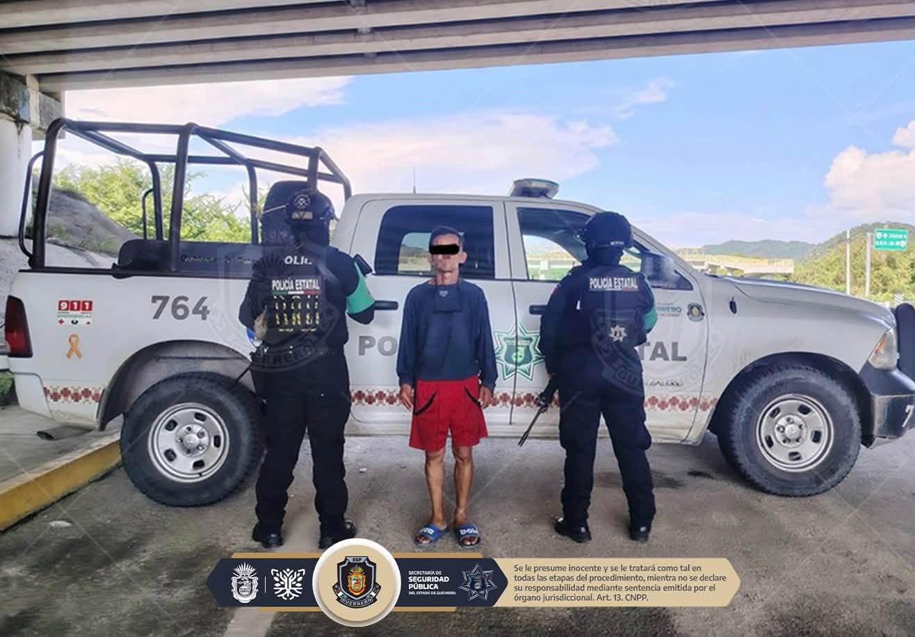 Detienen a tres personas en Acapulco; aseguran presunta droga y recuperan motocicleta robada