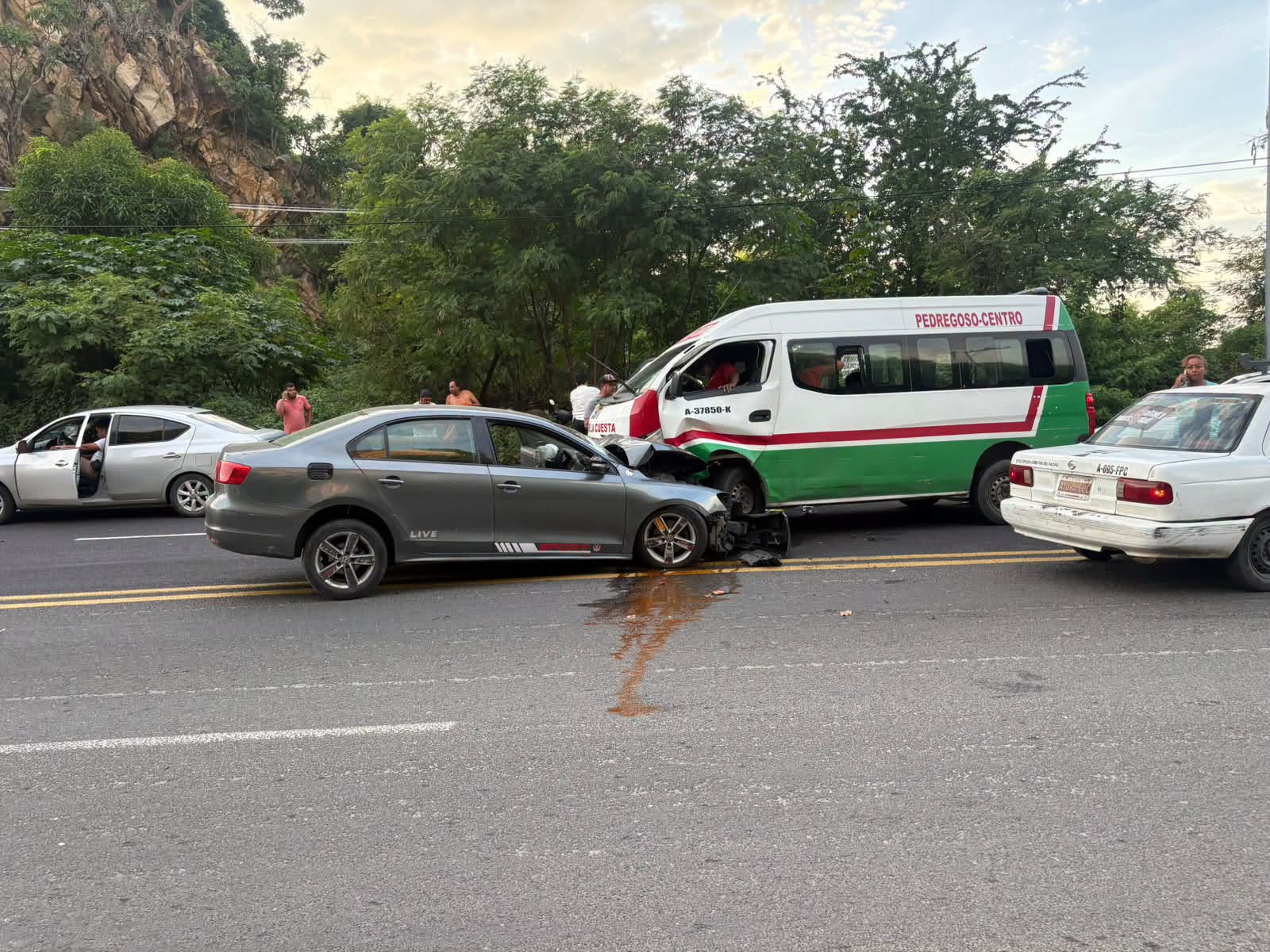 Choque entre una urvan y dos automóviles deja al menos cinco heridos en la Calzada Pie de la Cuesta de Acapulco