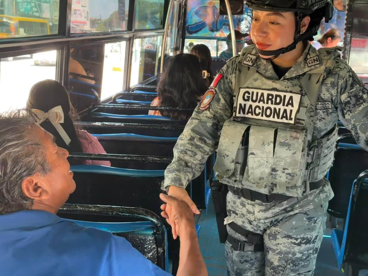 Guardia Nacional sube a camiones urbanos de Acapulco para reforzar vigilancia y promover denuncias
