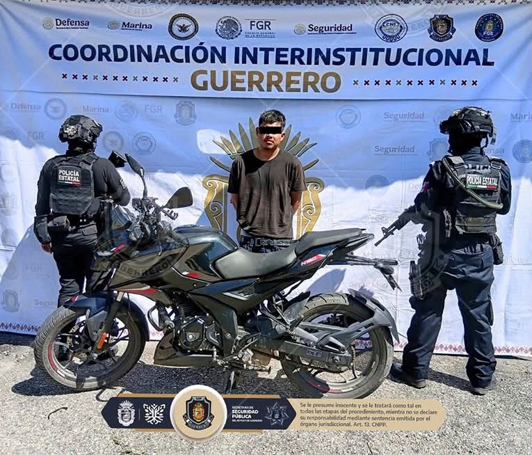 Detienen a un hombre y recuperan motocicleta robada en carretera de Marquelia, Guerrero