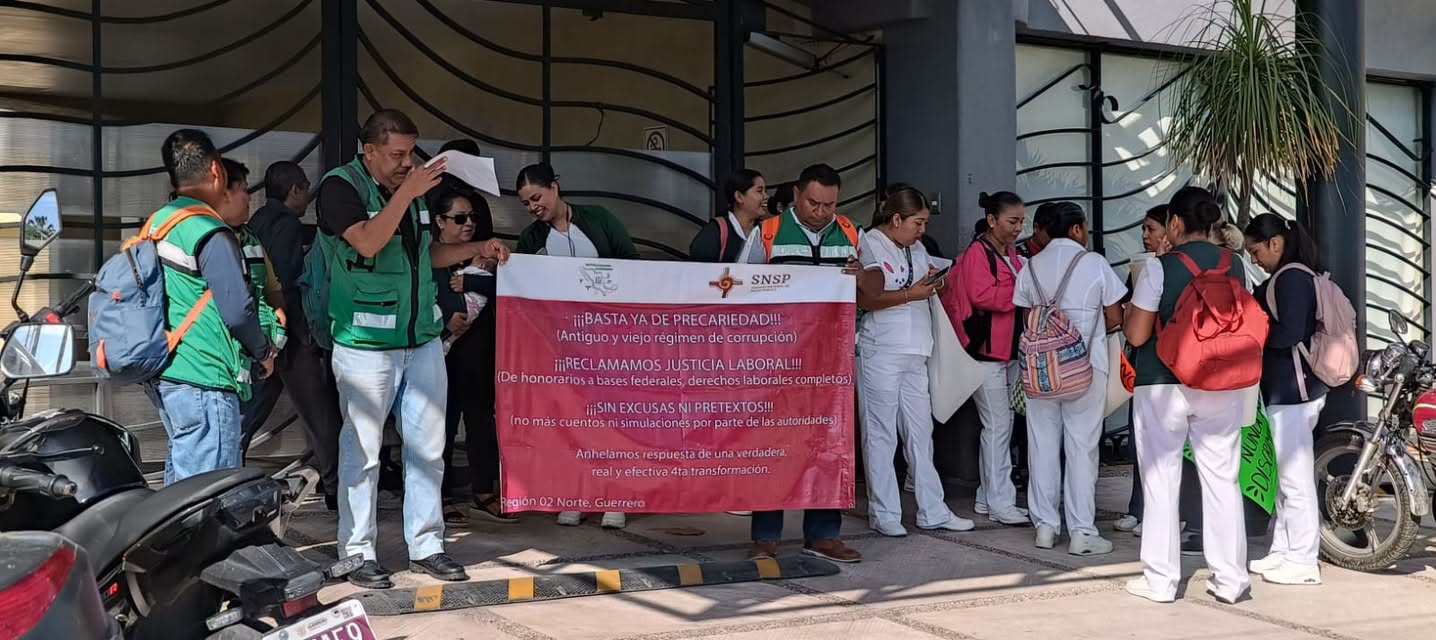 Protestan trabajadores del IMSS-Bienestar en Guerrero; denuncian violaciones laborales que afectarían a 6 mil empleados