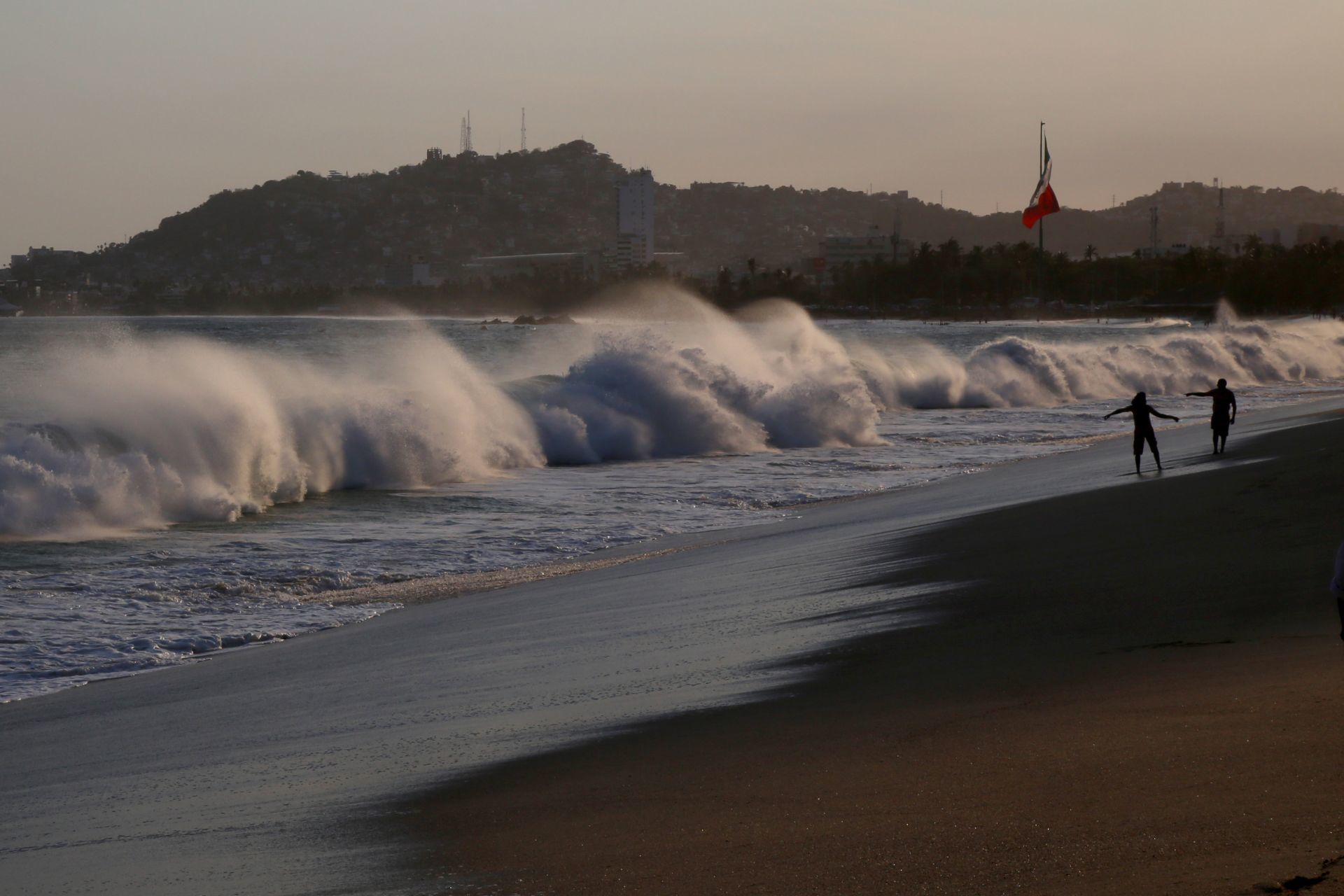 Mar de fondo mantiene en alerta las playas de Guerrero: olas de hasta 2.7 metros y corrientes peligrosas