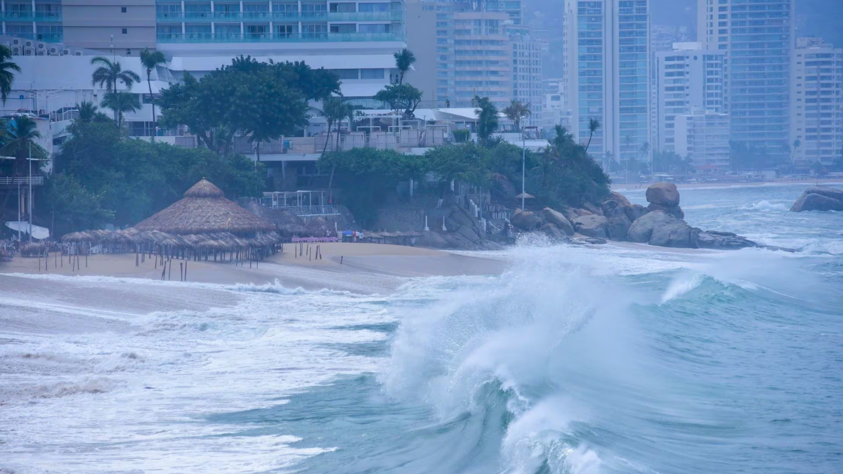 Tormenta tropical Simón provoca inundaciones, deslaves y vehículos varados en Acapulco; suspenden clases