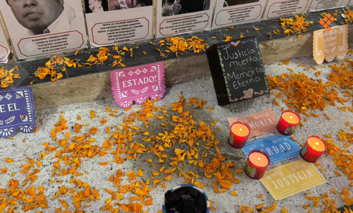 Entre flores y fichas de búsqueda, madres de Acapulco colocan altar para quienes siguen desaparecidos