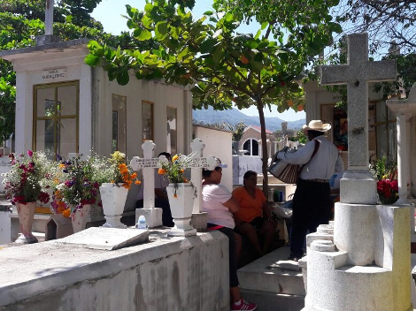 Panteones de Acapulco se preparan para recibir hasta 40 mil visitantes durante Día de Muertos