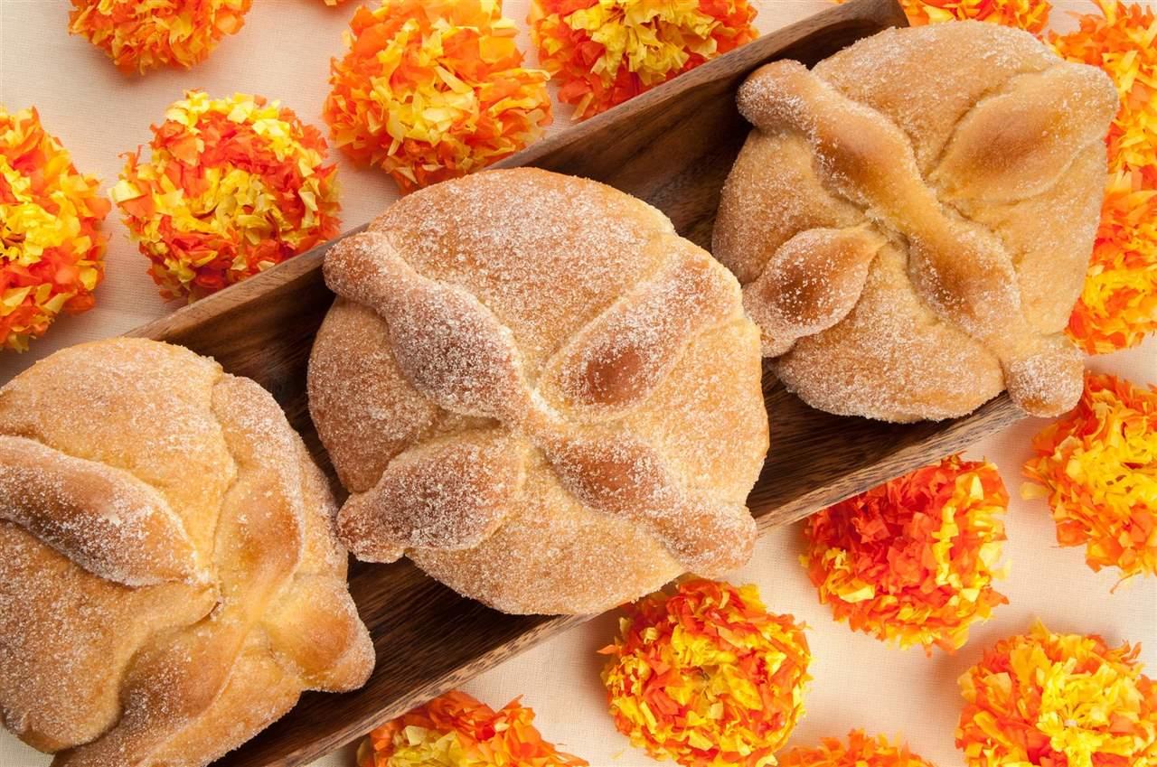 Pan de muerto: ¿qué significan sus huesos y por qué lo ponemos en la ofrenda?
